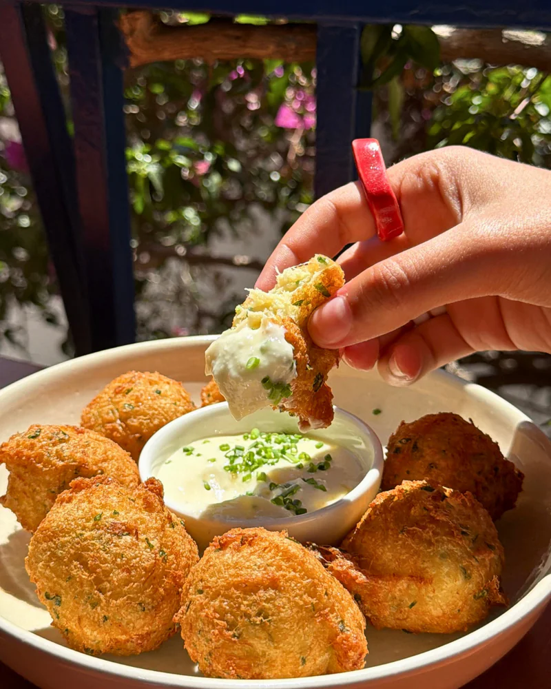 Buñuelos de Bacalao y Alioli Dulce