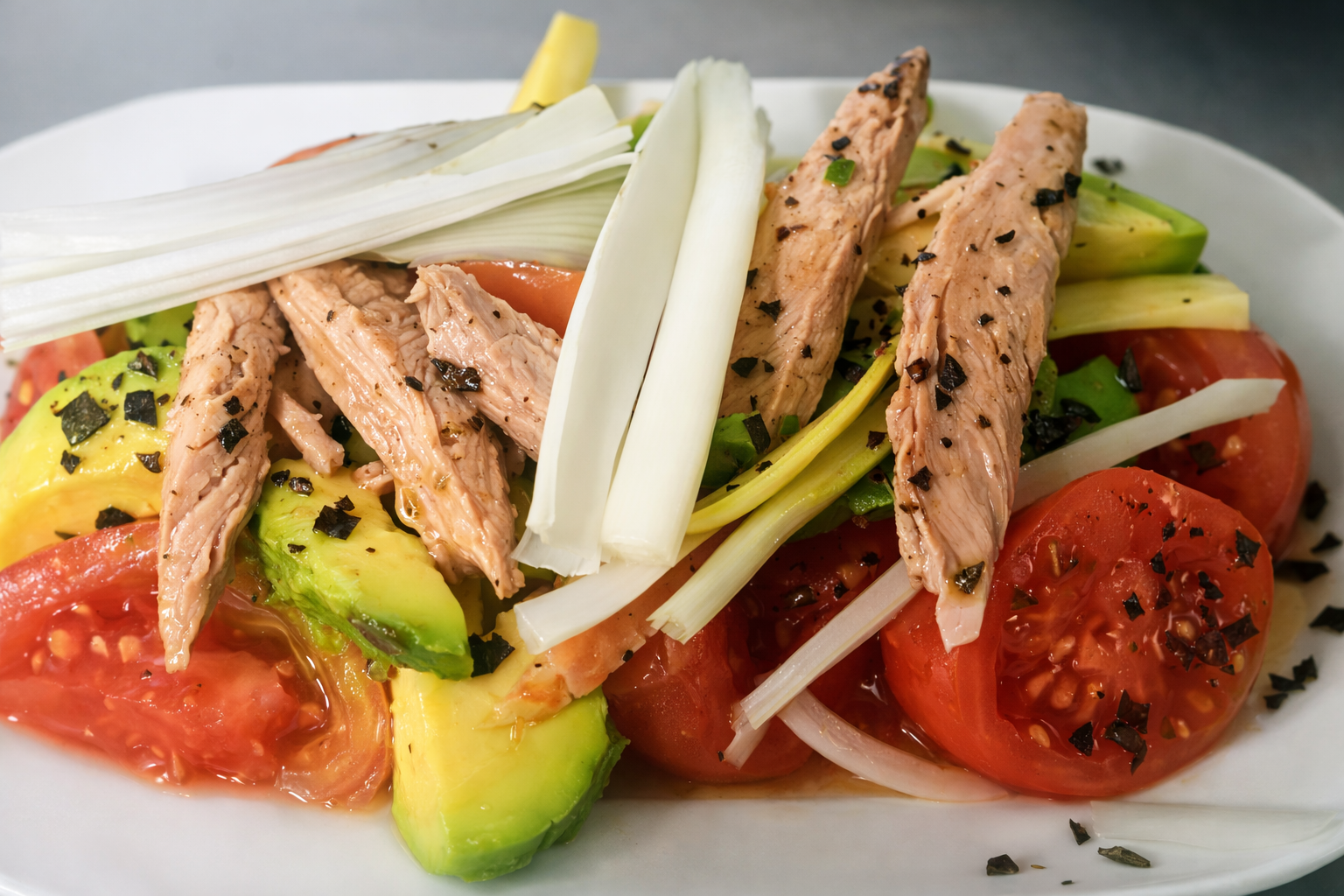 ENSALADA DE TOMATE CON VENTRESCA Y AGUACATE