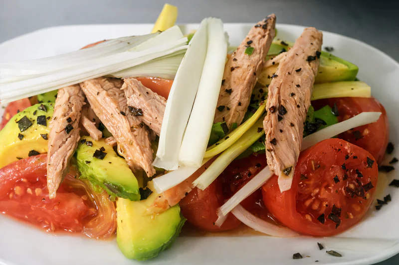 ENSALADA DE TOMATE CON VENTRESCA Y AGUACATE