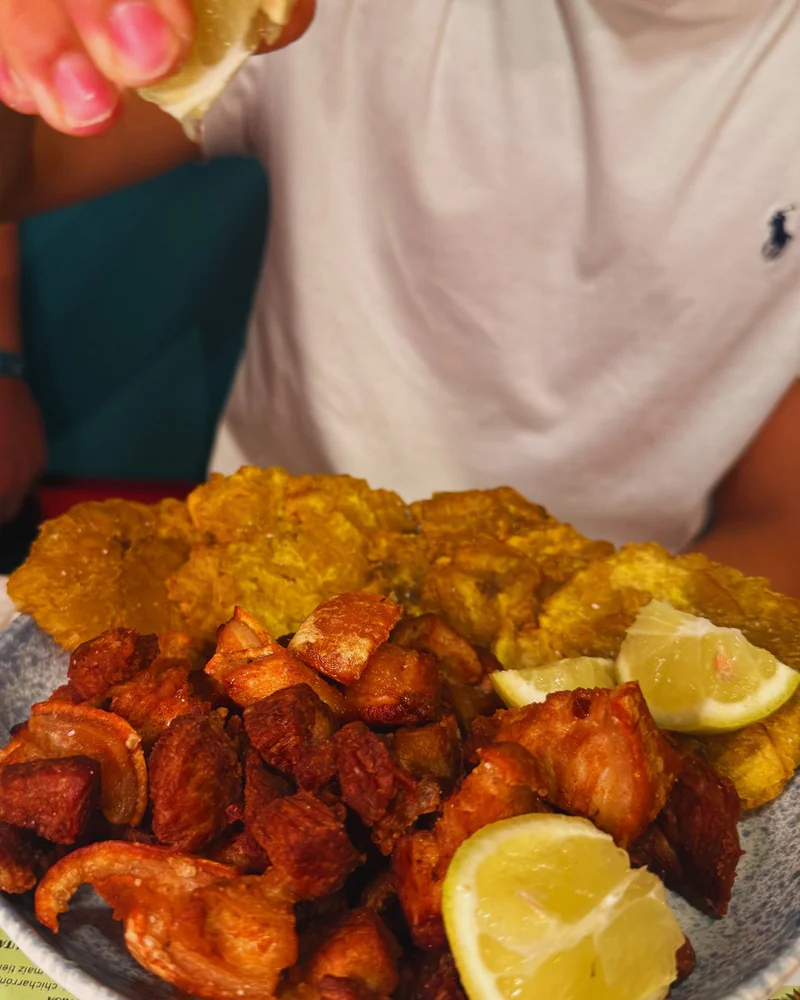 Chicharrón Troceado Con Patacones