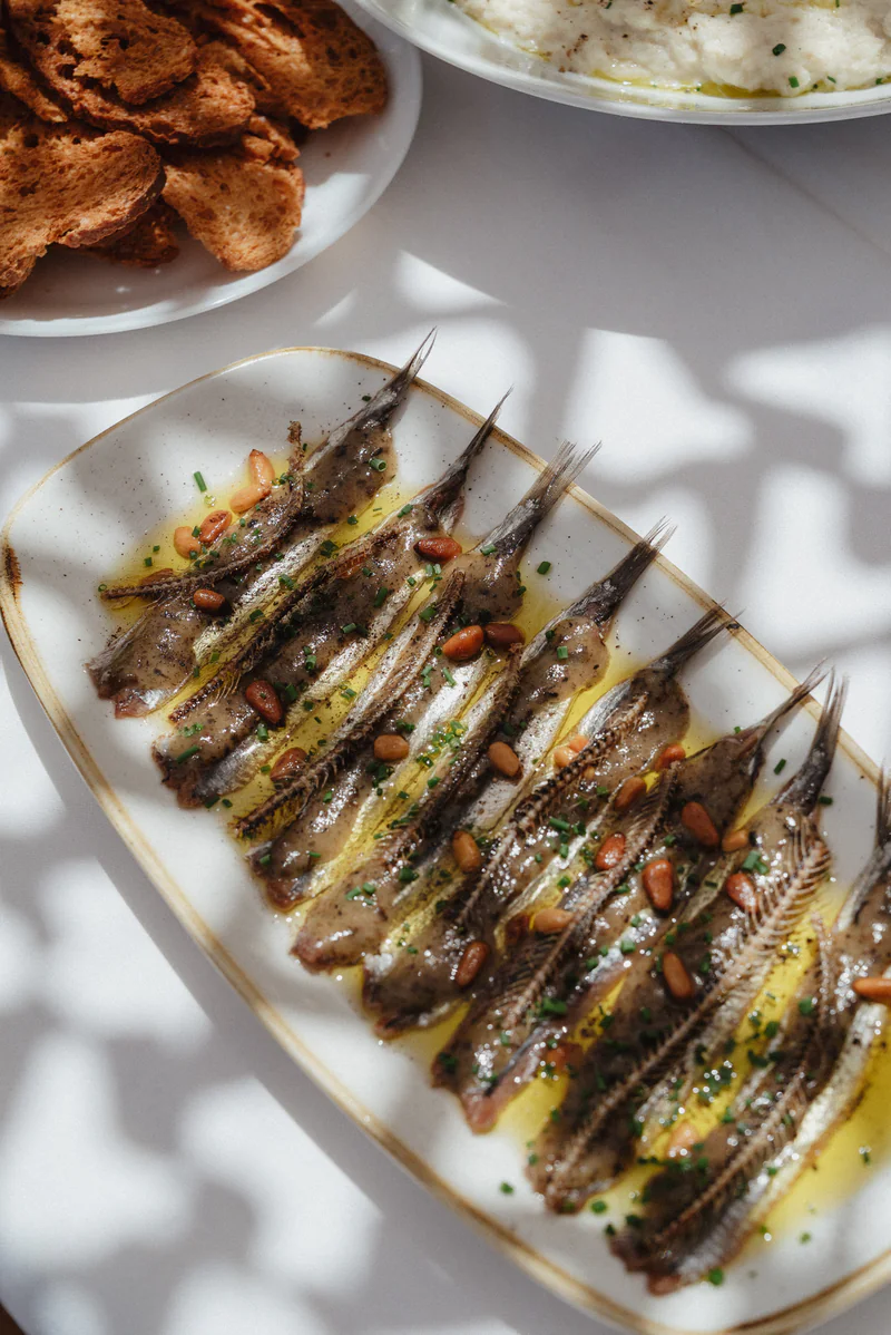 ANCHOA DE CADAQUÉS CON TRUFA, PIÑONES Y MIEL